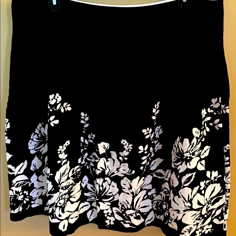 Women’s lined black and white skirt 20W